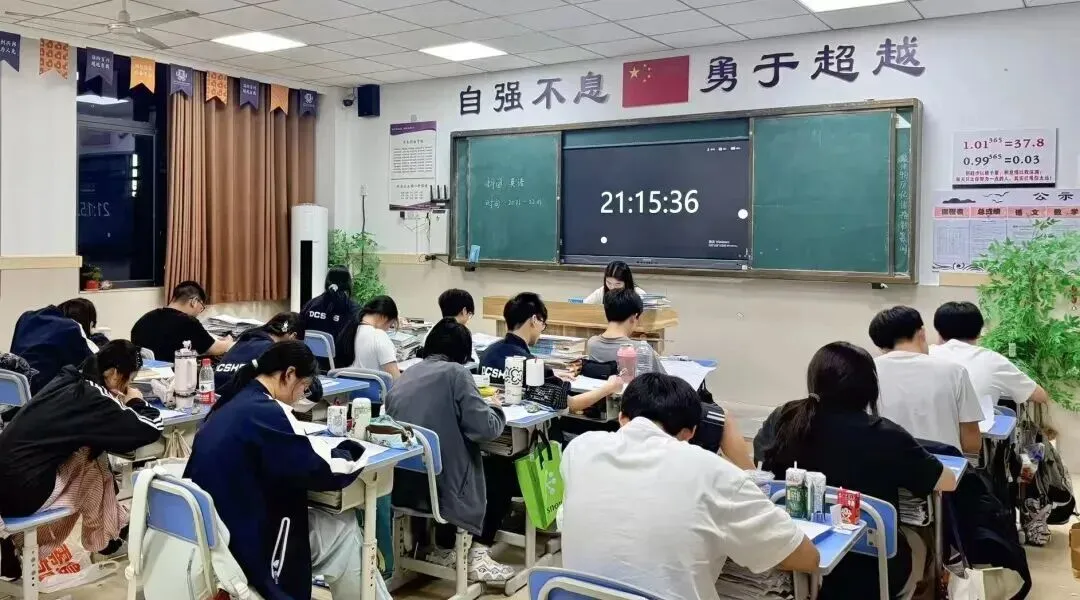 诚邀中考预估650分以上的学生、有专长的艺术热爱者、偏科的黑马,共赴一场“高能青春”-第32张图片-四季读书网 诚邀中考预估650分以上的学生、有专长的艺术热爱者、偏科的黑马,共赴一场“高能青春”-第32张图片-四季读书网