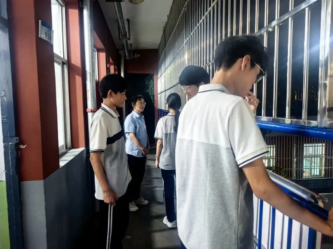 【校园新闻】中考冲刺路 师者伴我行 | 绛县汉德三维学校中考教师护航纪实-第27张图片-四季读书网