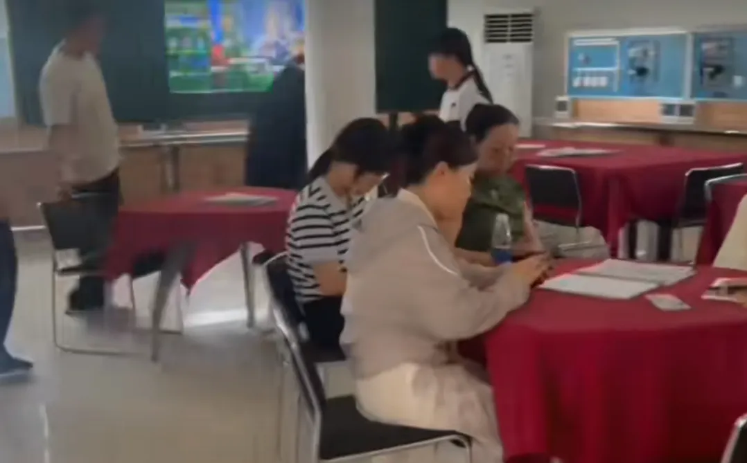 中考择校热持续升温!德州弘德学校开放日人气爆棚,实地探校正当时.-第2张图片-四季读书网 中考择校热持续升温!德州弘德学校开放日人气爆棚,实地探校正当时.-第2张图片-四季读书网