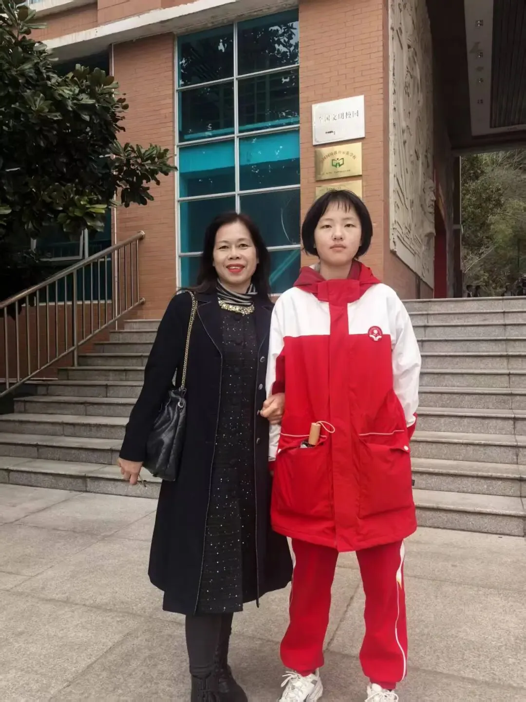 【星辰中考祝福 】学长学姐来助力 · 少年六月载荣光-第26张图片-四季读书网