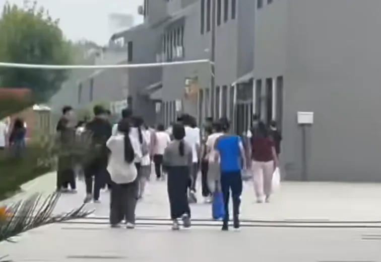 中考择校热持续升温!德州弘德学校开放日人气爆棚,实地探校正当时.-第3张图片-四季读书网 中考择校热持续升温!德州弘德学校开放日人气爆棚,实地探校正当时.-第3张图片-四季读书网