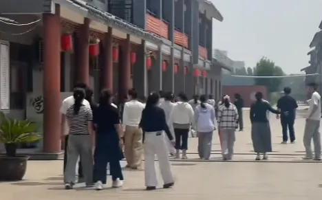 中考择校热持续升温!德州弘德学校开放日人气爆棚,实地探校正当时.-第4张图片-四季读书网 中考择校热持续升温!德州弘德学校开放日人气爆棚,实地探校正当时.-第4张图片-四季读书网