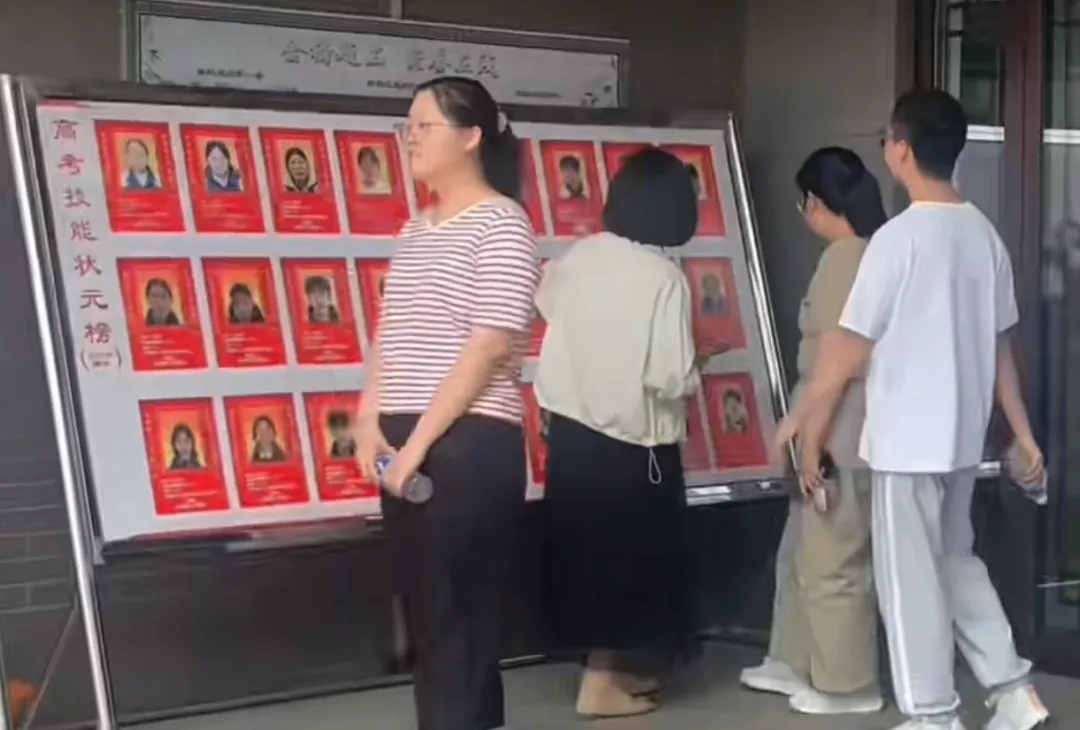 中考择校热持续升温!德州弘德学校开放日人气爆棚,实地探校正当时.-第5张图片-四季读书网 中考择校热持续升温!德州弘德学校开放日人气爆棚,实地探校正当时.-第5张图片-四季读书网
