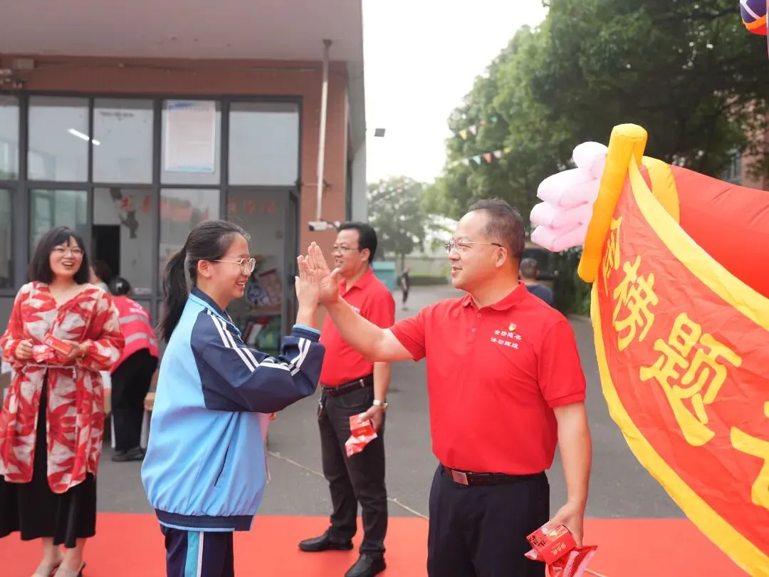 中考必胜!现场直击-第12张图片-四季读书网 中考必胜!现场直击-第12张图片-四季读书网