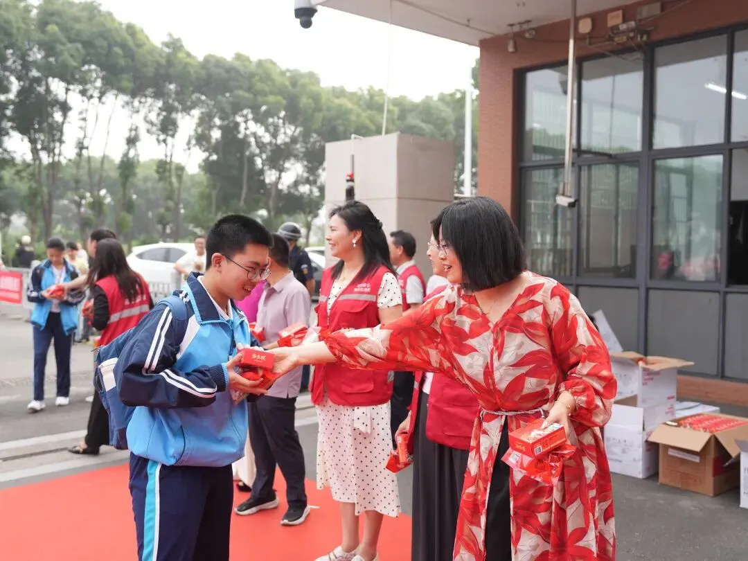 中考必胜!现场直击-第14张图片-四季读书网 中考必胜!现场直击-第14张图片-四季读书网