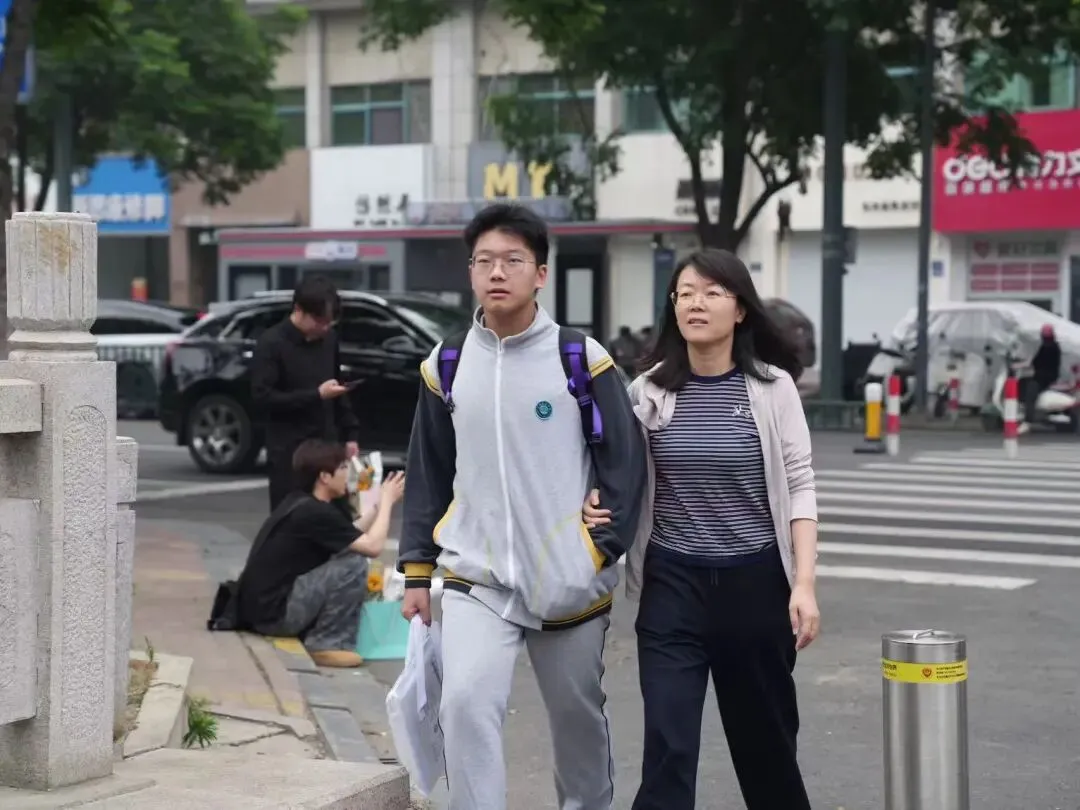 中考必胜!现场直击-第15张图片-四季读书网 中考必胜!现场直击-第15张图片-四季读书网