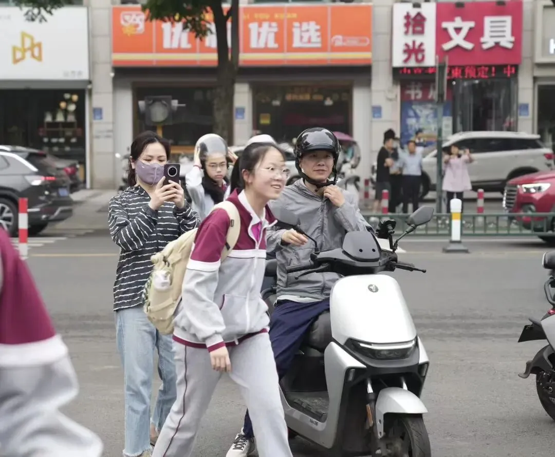 中考必胜!现场直击-第19张图片-四季读书网 中考必胜!现场直击-第19张图片-四季读书网