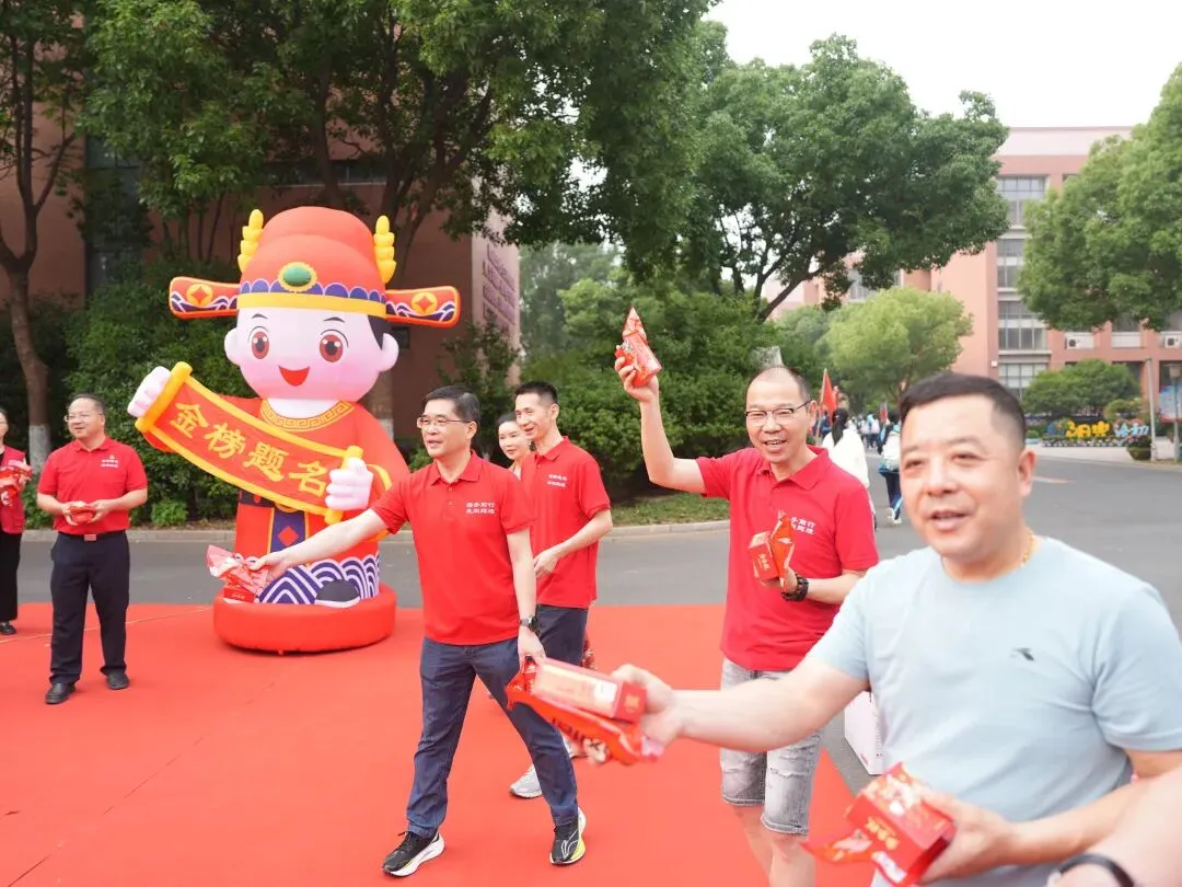 中考必胜!现场直击-第21张图片-四季读书网 中考必胜!现场直击-第21张图片-四季读书网
