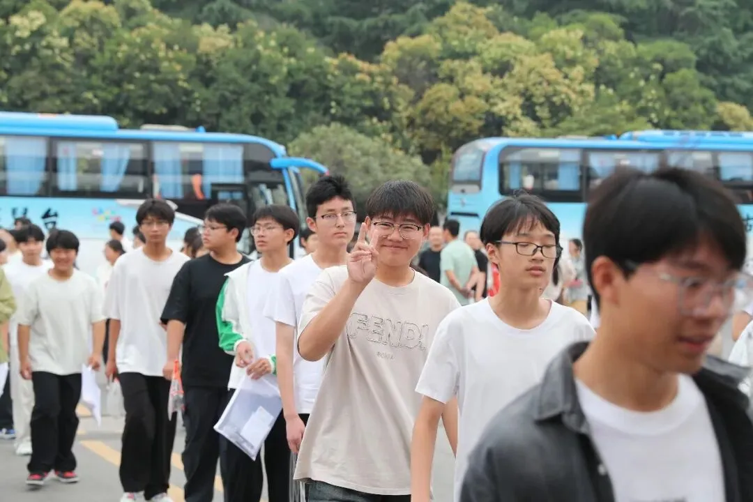 少年加油冲!直击邳州中考首日→-第5张图片-四季读书网 少年加油冲!直击邳州中考首日→-第5张图片-四季读书网