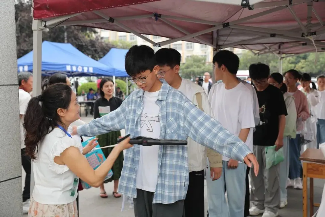 少年加油冲!直击邳州中考首日→-第6张图片-四季读书网 少年加油冲!直击邳州中考首日→-第6张图片-四季读书网