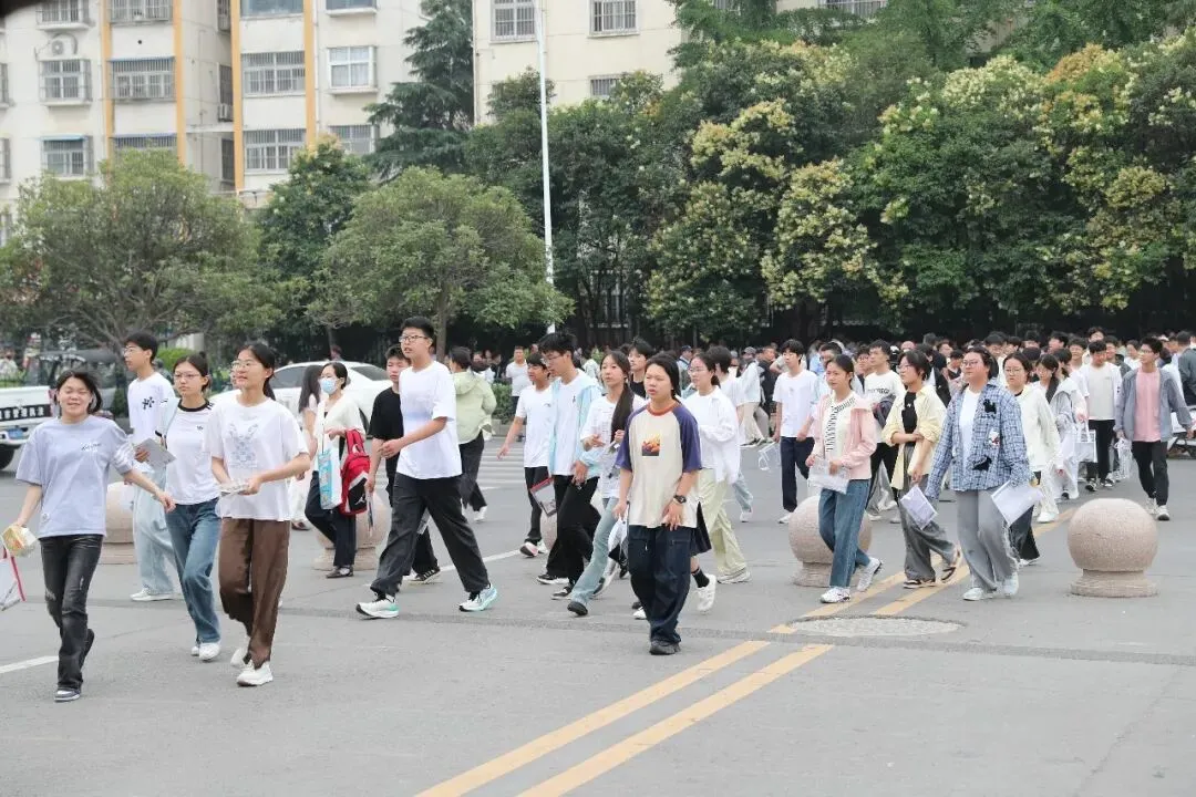 少年加油冲!直击邳州中考首日→-第7张图片-四季读书网 少年加油冲!直击邳州中考首日→-第7张图片-四季读书网