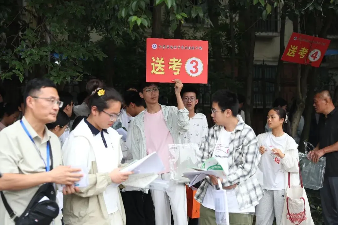 少年加油冲!直击邳州中考首日→-第8张图片-四季读书网 少年加油冲!直击邳州中考首日→-第8张图片-四季读书网