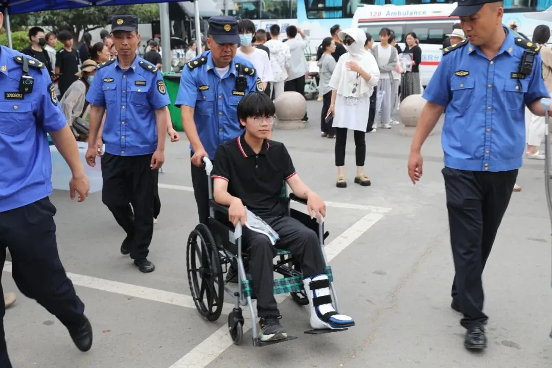 少年加油冲!直击邳州中考首日→-第10张图片-四季读书网 少年加油冲!直击邳州中考首日→-第10张图片-四季读书网