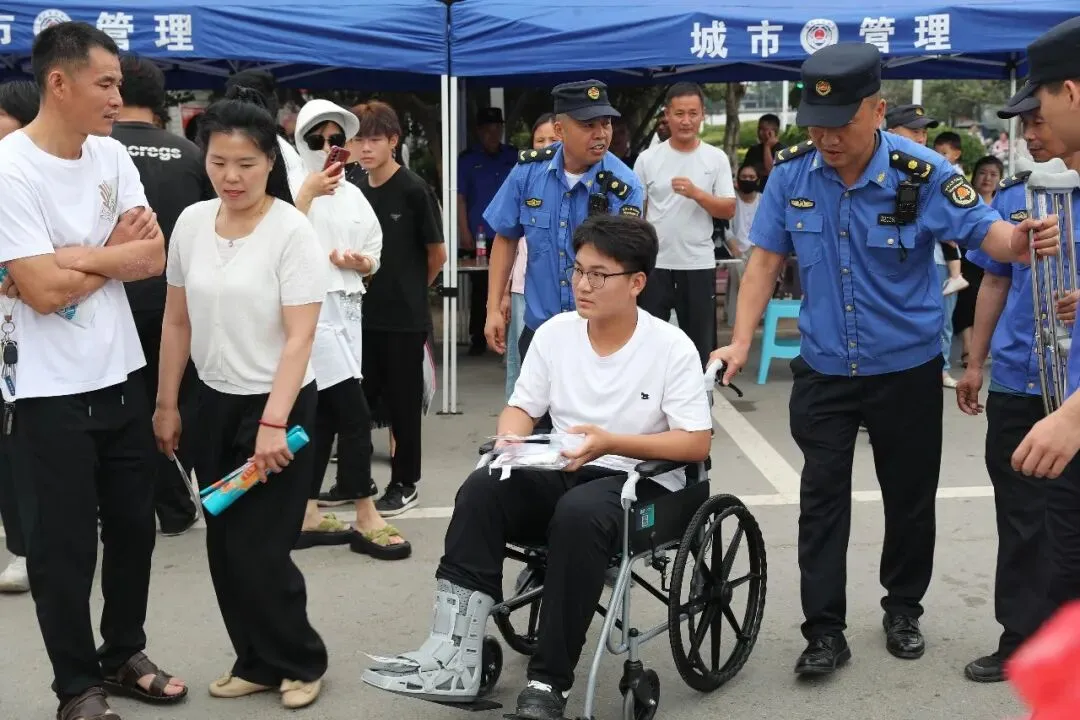 少年加油冲!直击邳州中考首日→-第11张图片-四季读书网 少年加油冲!直击邳州中考首日→-第11张图片-四季读书网