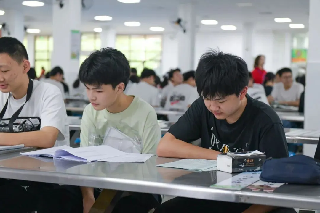 中考首日 | 三年砺剑,乘风逐梦-第12张图片-四季读书网