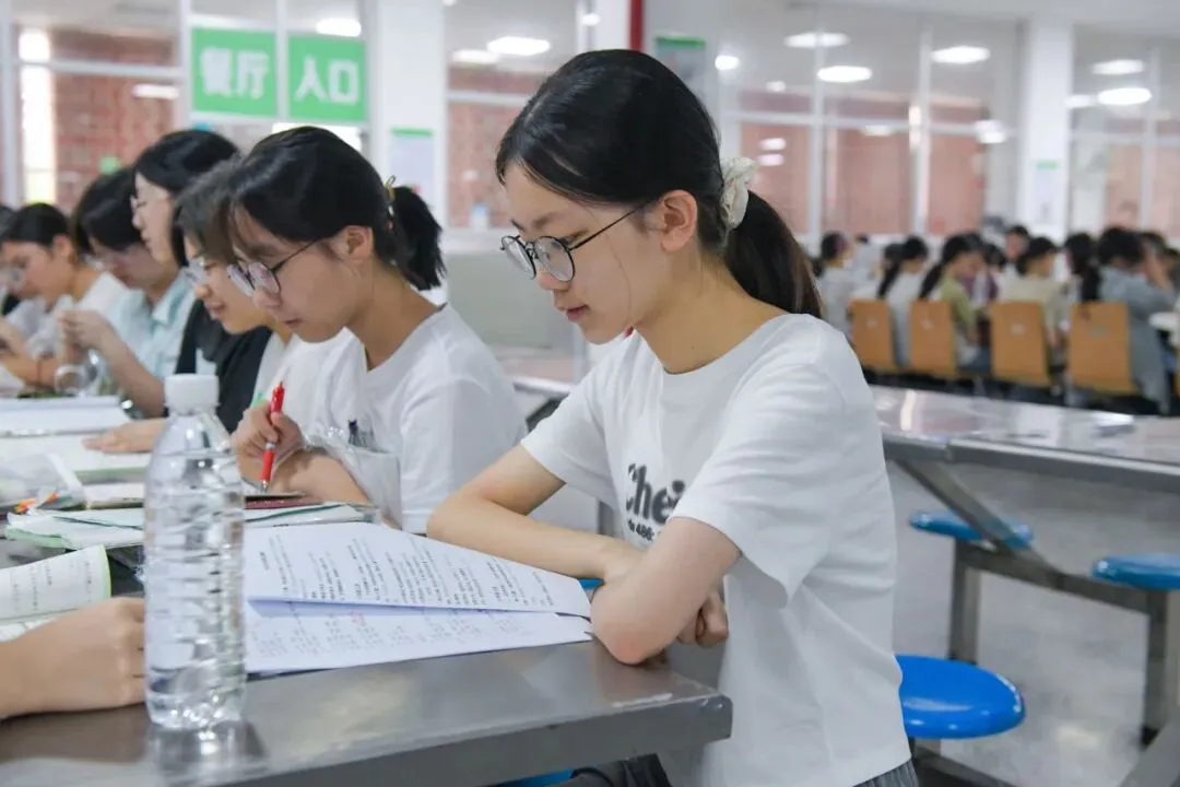 中考首日 | 三年砺剑,乘风逐梦-第15张图片-四季读书网
