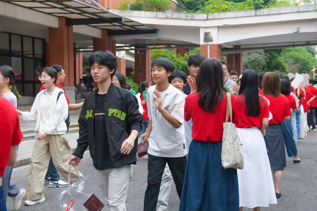 中考首日 | 三年砺剑,乘风逐梦-第43张图片-四季读书网