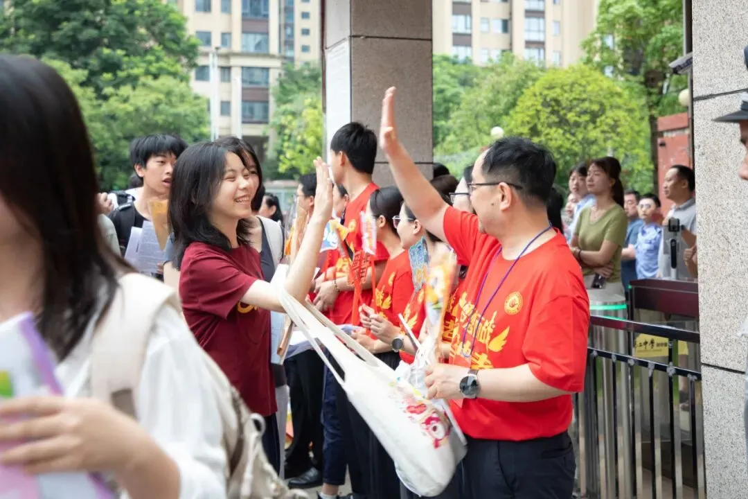 中考首日丨二中少年携梦远航,温情守护全程在线!-第5张图片-四季读书网