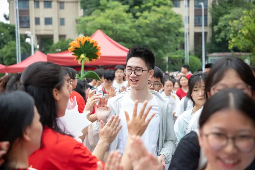 中考首日丨二中少年携梦远航,温情守护全程在线!-第6张图片-四季读书网