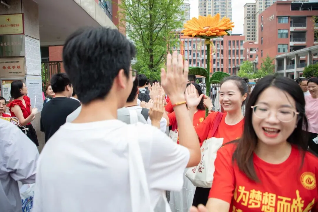 中考首日丨二中少年携梦远航,温情守护全程在线!-第7张图片-四季读书网