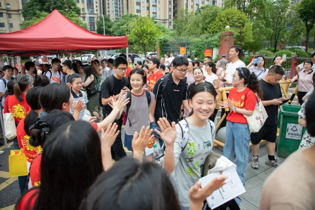 中考首日丨二中少年携梦远航,温情守护全程在线!-第8张图片-四季读书网