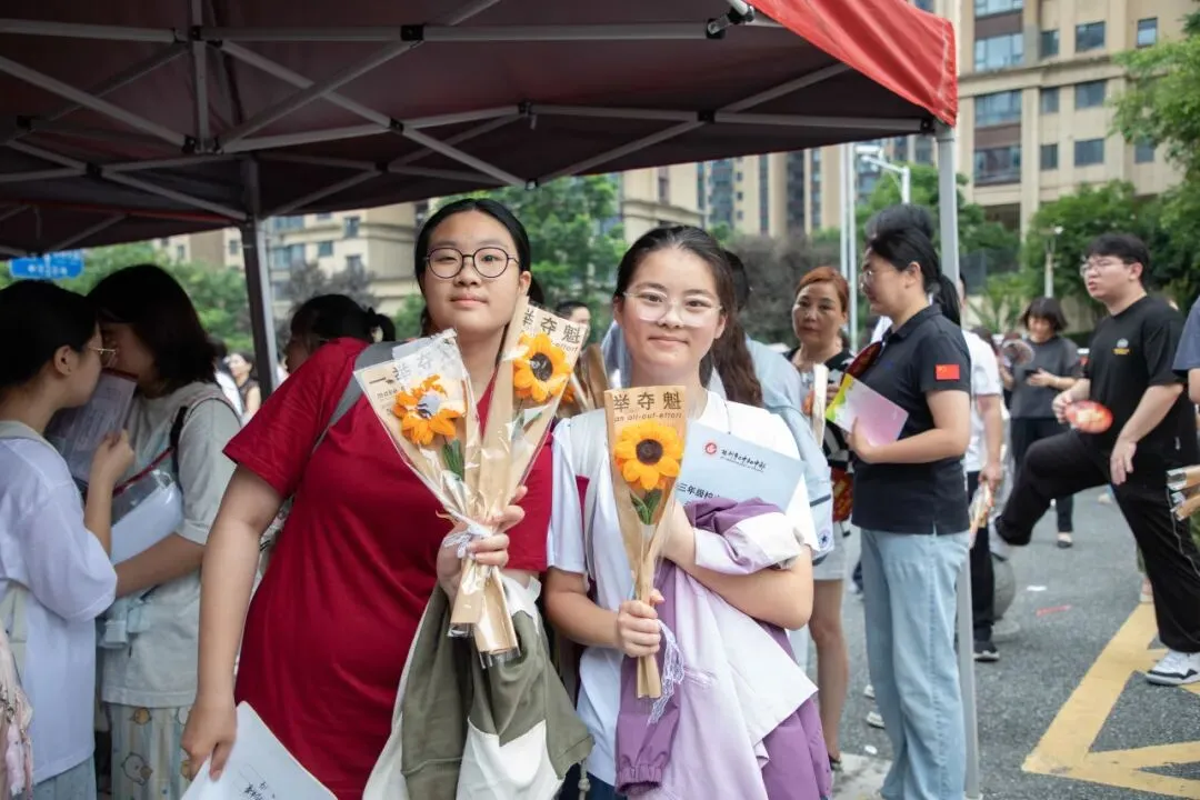 中考首日丨二中少年携梦远航,温情守护全程在线!-第10张图片-四季读书网