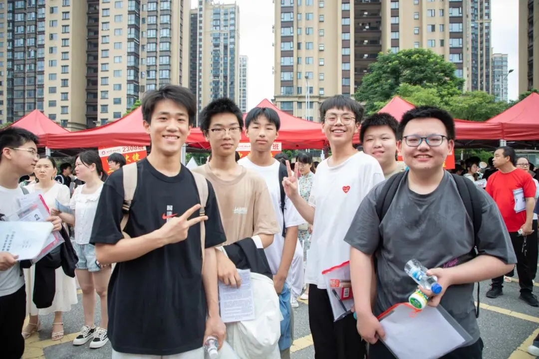 中考首日丨二中少年携梦远航,温情守护全程在线!-第11张图片-四季读书网