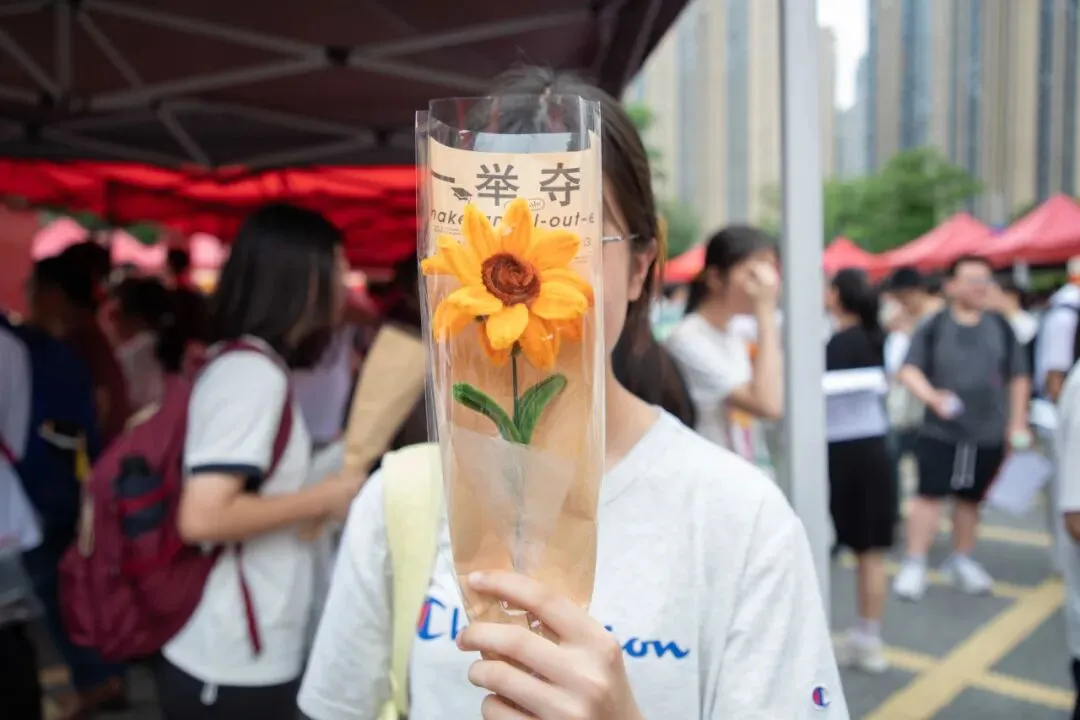 中考首日丨二中少年携梦远航,温情守护全程在线!-第12张图片-四季读书网