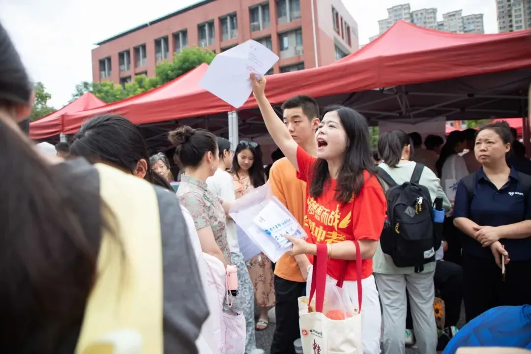 中考首日丨二中少年携梦远航,温情守护全程在线!-第13张图片-四季读书网