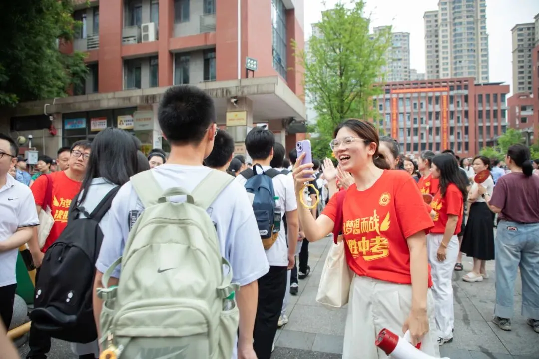 中考首日丨二中少年携梦远航,温情守护全程在线!-第14张图片-四季读书网