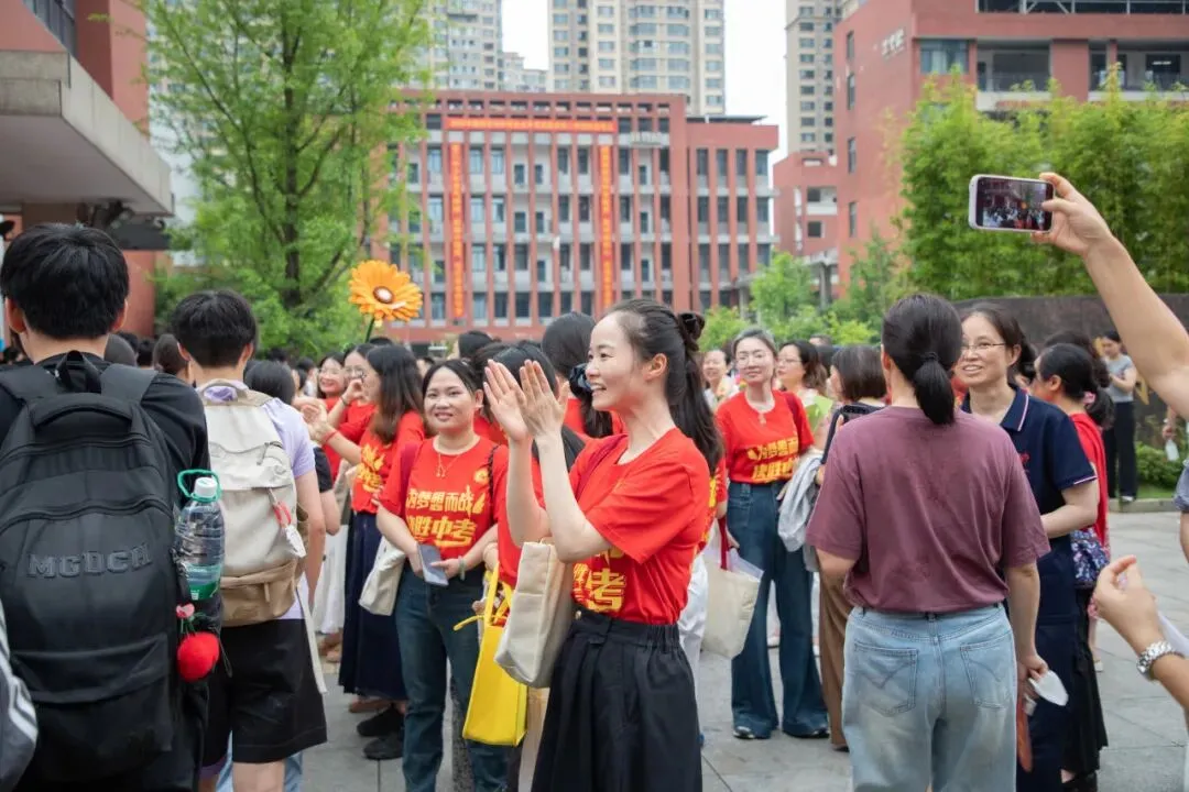 中考首日丨二中少年携梦远航,温情守护全程在线!-第16张图片-四季读书网
