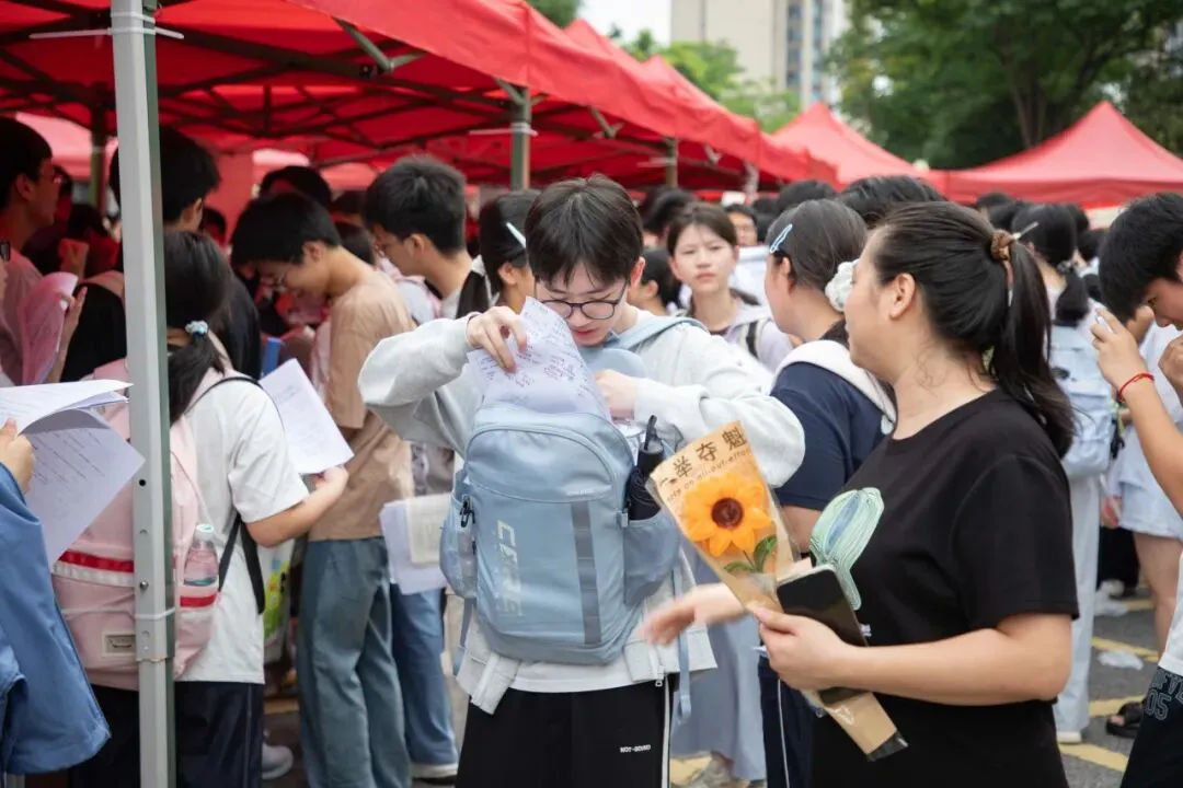 中考首日丨二中少年携梦远航,温情守护全程在线!-第17张图片-四季读书网