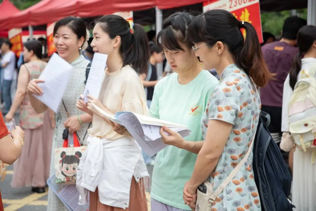 中考首日丨二中少年携梦远航,温情守护全程在线!-第19张图片-四季读书网