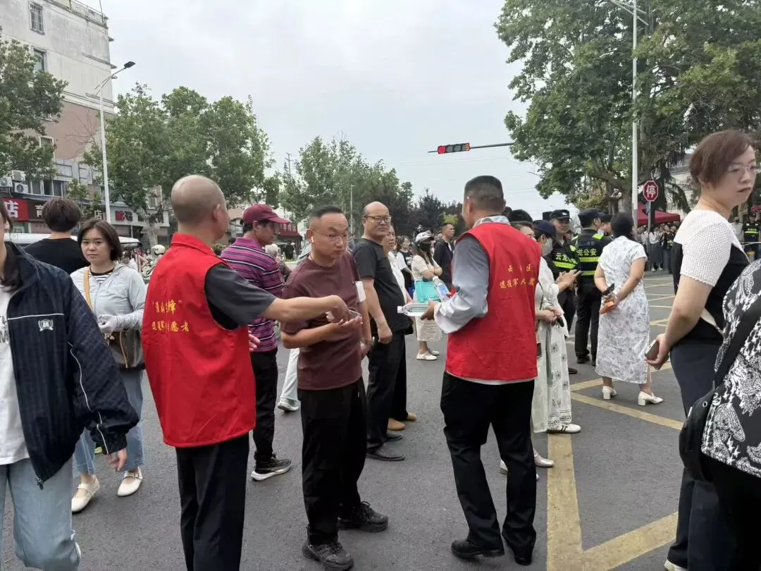 【戎耀江苏 • 淮海先锋】护航中考 安全同行——徐州经开区大黄山街道、云龙区骆驼山街道退役军人志愿服务队在行动-第5张图片-四季读书网 【戎耀江苏 • 淮海先锋】护航中考 安全同行——徐州经开区大黄山街道、云龙区骆驼山街道退役军人志愿服务队在行动-第5张图片-四季读书网