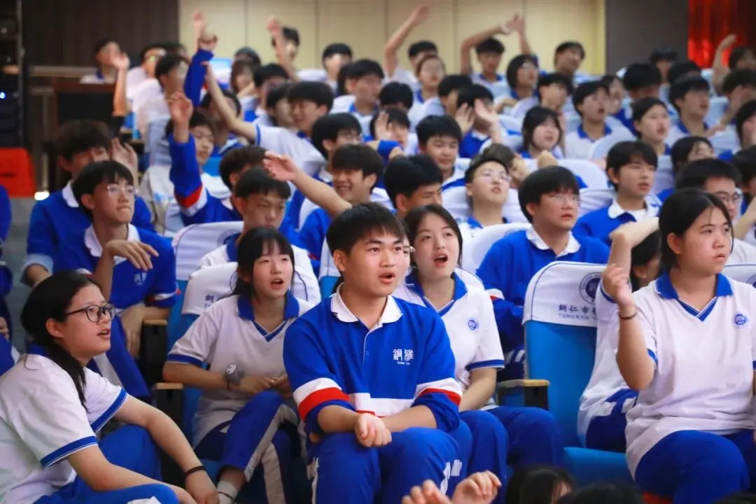 以蜕变感铜雅之恩 以成长赴中考之约丨记我校2026届学生中考动员大会-第25张图片-四季读书网 以蜕变感铜雅之恩 以成长赴中考之约丨记我校2026届学生中考动员大会-第25张图片-四季读书网
