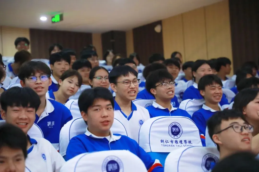 以蜕变感铜雅之恩 以成长赴中考之约丨记我校2026届学生中考动员大会-第27张图片-四季读书网 以蜕变感铜雅之恩 以成长赴中考之约丨记我校2026届学生中考动员大会-第27张图片-四季读书网