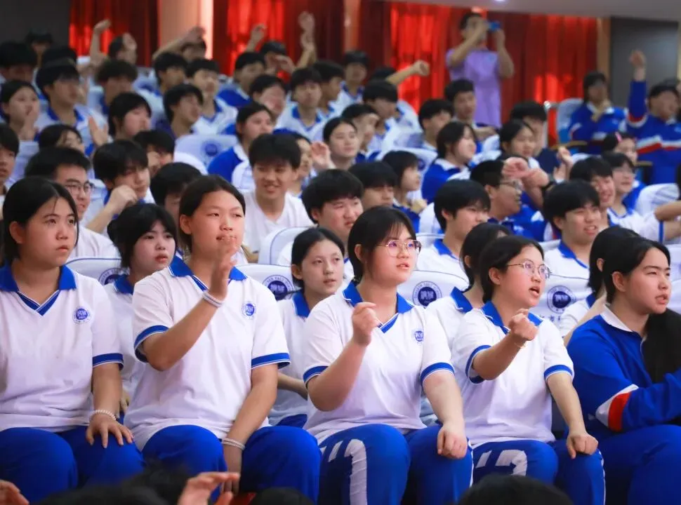 以蜕变感铜雅之恩 以成长赴中考之约丨记我校2026届学生中考动员大会-第28张图片-四季读书网 以蜕变感铜雅之恩 以成长赴中考之约丨记我校2026届学生中考动员大会-第28张图片-四季读书网