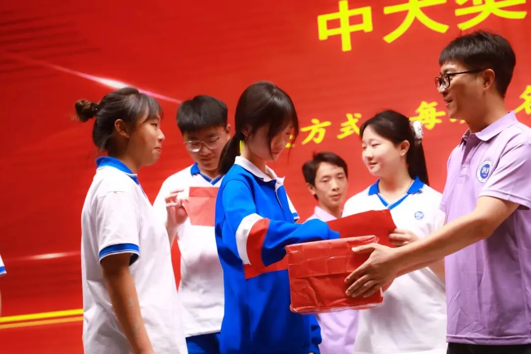 以蜕变感铜雅之恩 以成长赴中考之约丨记我校2026届学生中考动员大会-第35张图片-四季读书网 以蜕变感铜雅之恩 以成长赴中考之约丨记我校2026届学生中考动员大会-第35张图片-四季读书网