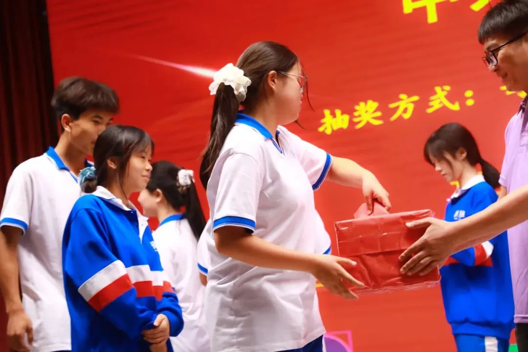 以蜕变感铜雅之恩 以成长赴中考之约丨记我校2026届学生中考动员大会-第36张图片-四季读书网 以蜕变感铜雅之恩 以成长赴中考之约丨记我校2026届学生中考动员大会-第36张图片-四季读书网