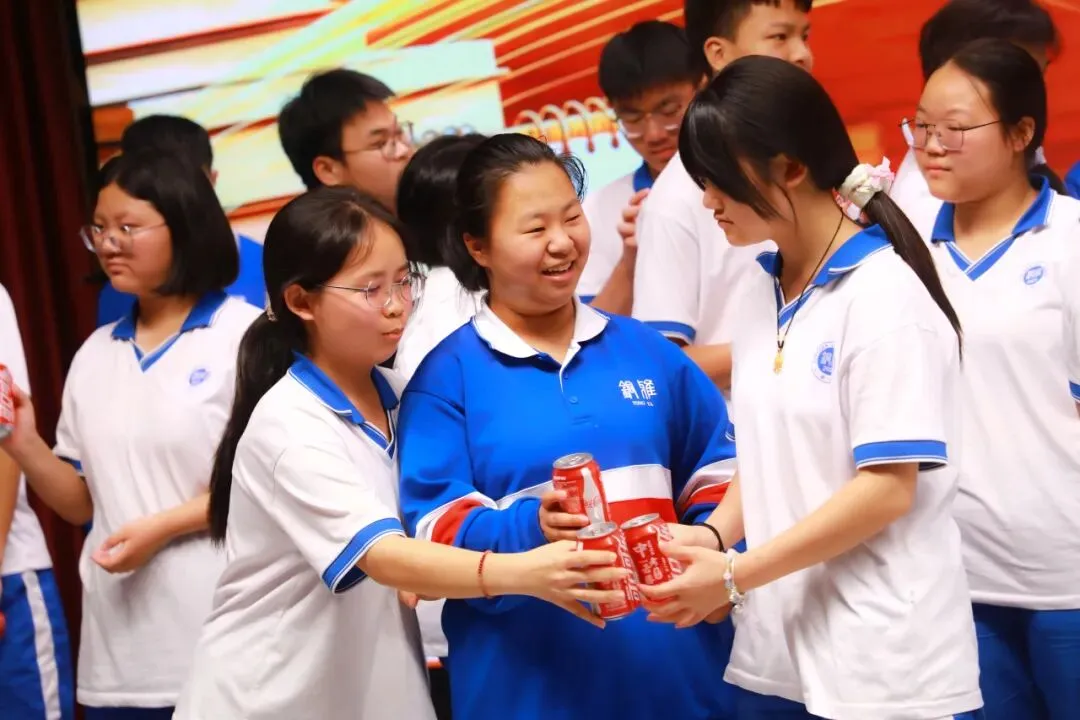 以蜕变感铜雅之恩 以成长赴中考之约丨记我校2026届学生中考动员大会-第45张图片-四季读书网 以蜕变感铜雅之恩 以成长赴中考之约丨记我校2026届学生中考动员大会-第45张图片-四季读书网