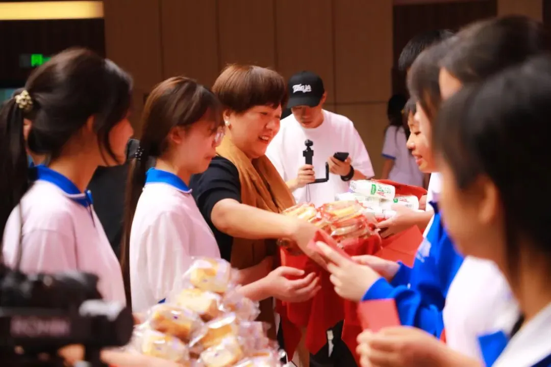 以蜕变感铜雅之恩 以成长赴中考之约丨记我校2026届学生中考动员大会-第46张图片-四季读书网 以蜕变感铜雅之恩 以成长赴中考之约丨记我校2026届学生中考动员大会-第46张图片-四季读书网