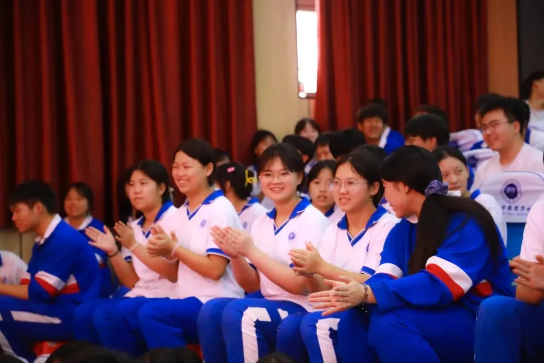 以蜕变感铜雅之恩 以成长赴中考之约丨记我校2026届学生中考动员大会-第47张图片-四季读书网 以蜕变感铜雅之恩 以成长赴中考之约丨记我校2026届学生中考动员大会-第47张图片-四季读书网