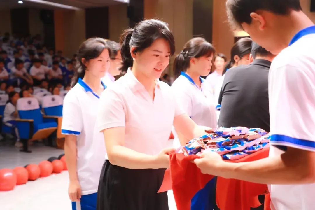 以蜕变感铜雅之恩 以成长赴中考之约丨记我校2026届学生中考动员大会-第48张图片-四季读书网 以蜕变感铜雅之恩 以成长赴中考之约丨记我校2026届学生中考动员大会-第48张图片-四季读书网