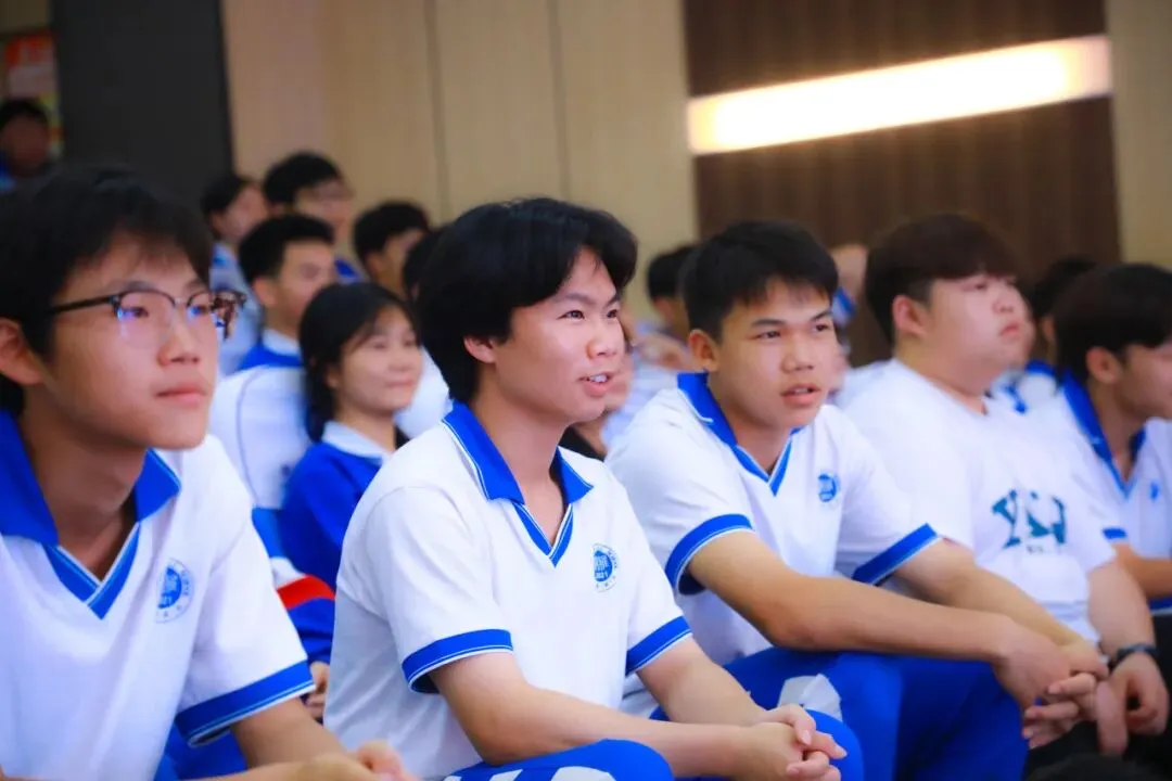 以蜕变感铜雅之恩 以成长赴中考之约丨记我校2026届学生中考动员大会-第49张图片-四季读书网 以蜕变感铜雅之恩 以成长赴中考之约丨记我校2026届学生中考动员大会-第49张图片-四季读书网