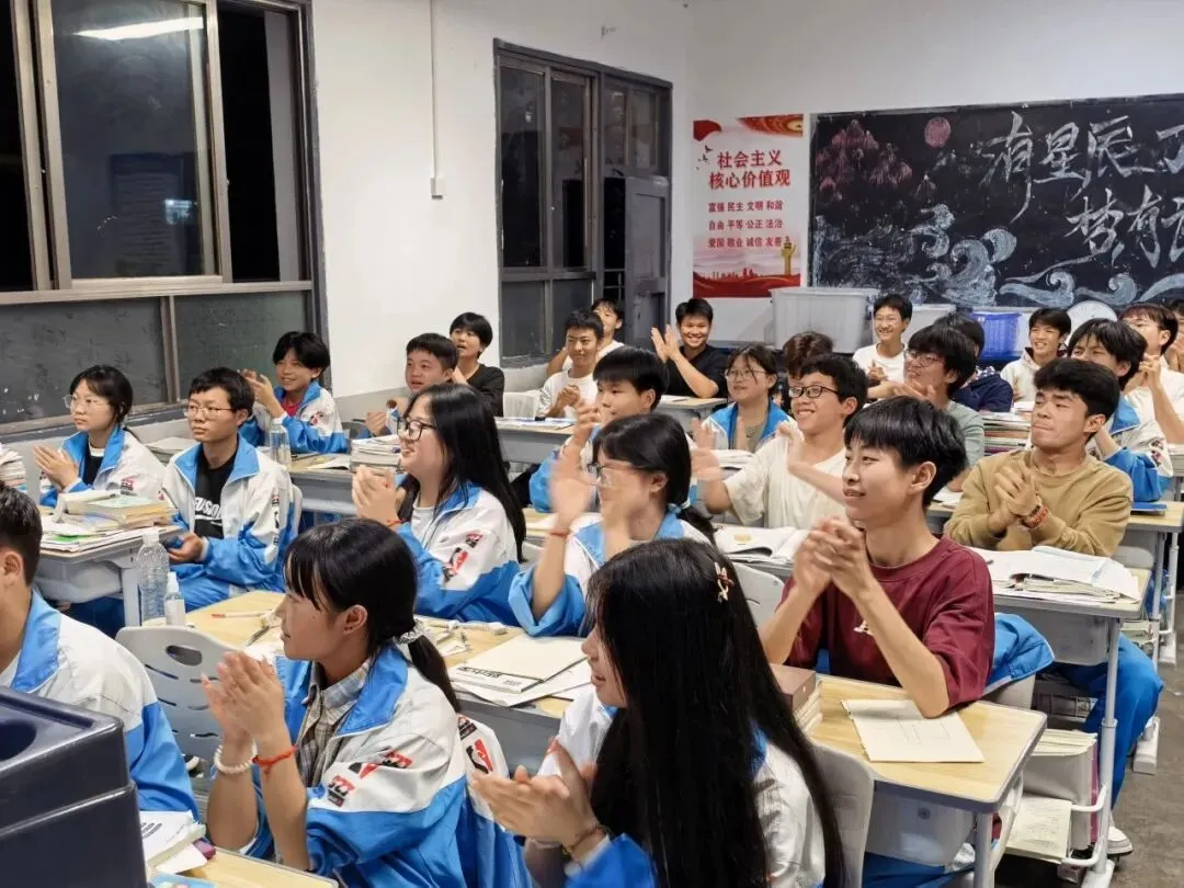 夜色携暖意 逐梦赴中考-第13张图片-四季读书网 夜色携暖意 逐梦赴中考-第13张图片-四季读书网