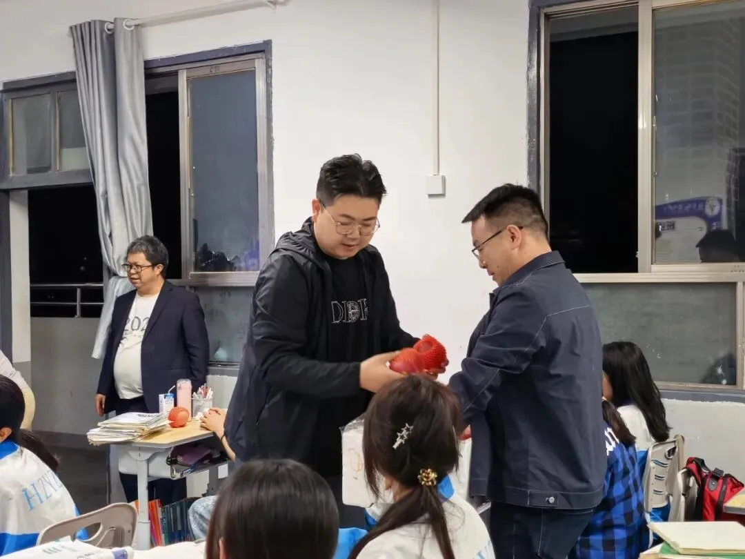 夜色携暖意 逐梦赴中考-第15张图片-四季读书网 夜色携暖意 逐梦赴中考-第15张图片-四季读书网