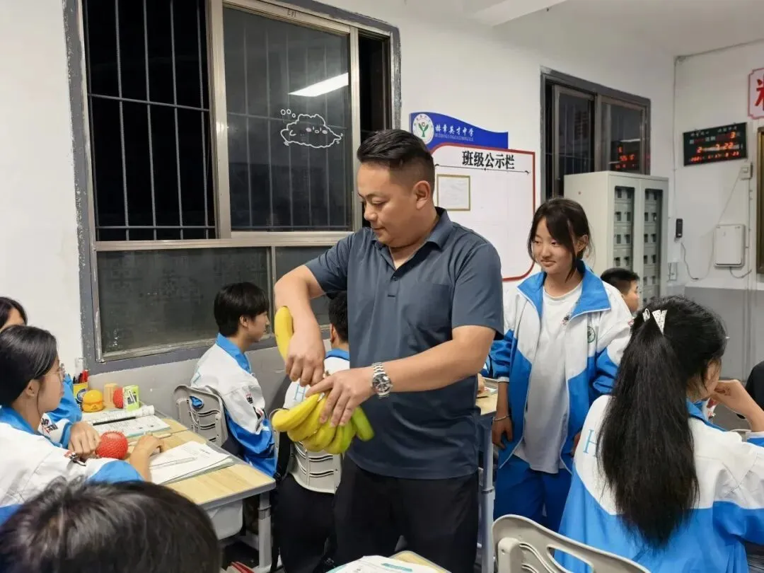 夜色携暖意 逐梦赴中考-第18张图片-四季读书网 夜色携暖意 逐梦赴中考-第18张图片-四季读书网