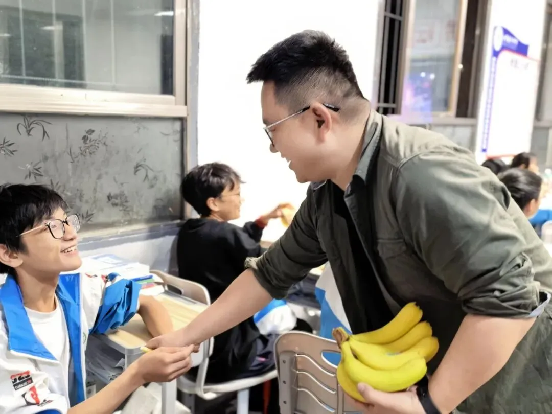 夜色携暖意 逐梦赴中考-第23张图片-四季读书网 夜色携暖意 逐梦赴中考-第23张图片-四季读书网