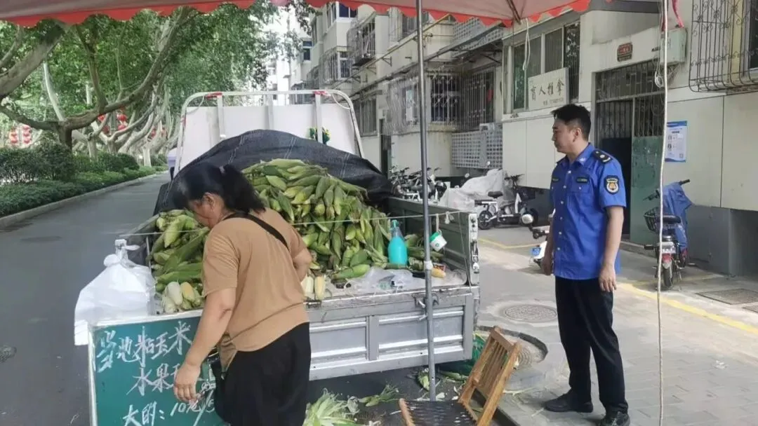 中考遇端午 城管坚守护芳华-第1张图片-四季读书网 中考遇端午 城管坚守护芳华-第1张图片-四季读书网
