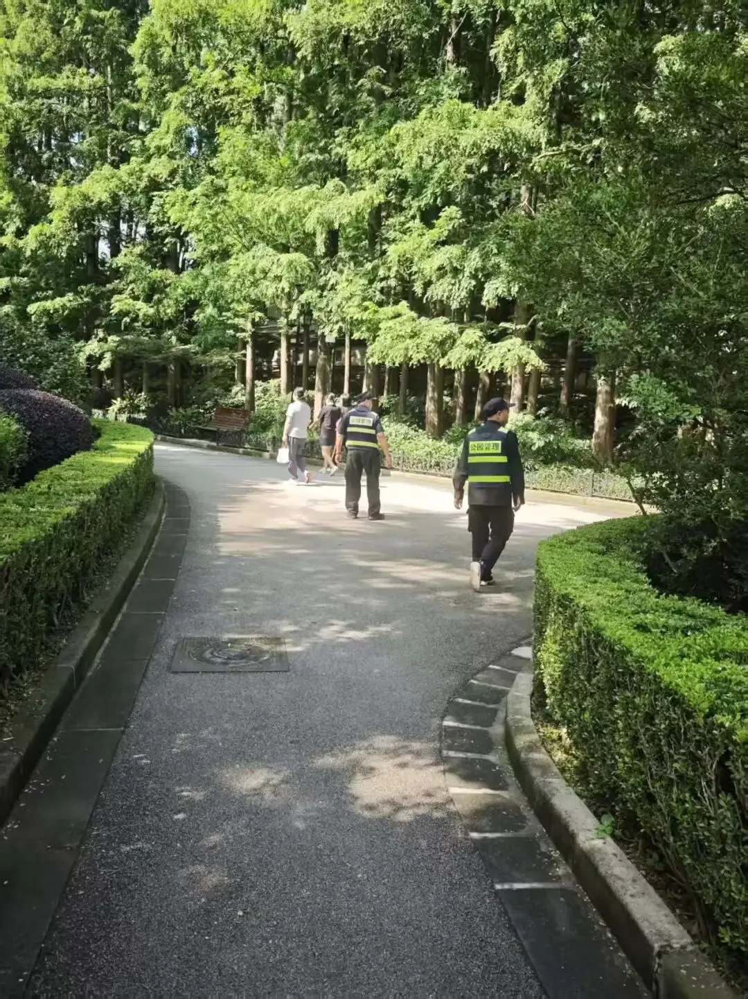 中考在即,临近考点的复兴公园护考行动有序进行-第9张图片-四季读书网 中考在即,临近考点的复兴公园护考行动有序进行-第9张图片-四季读书网